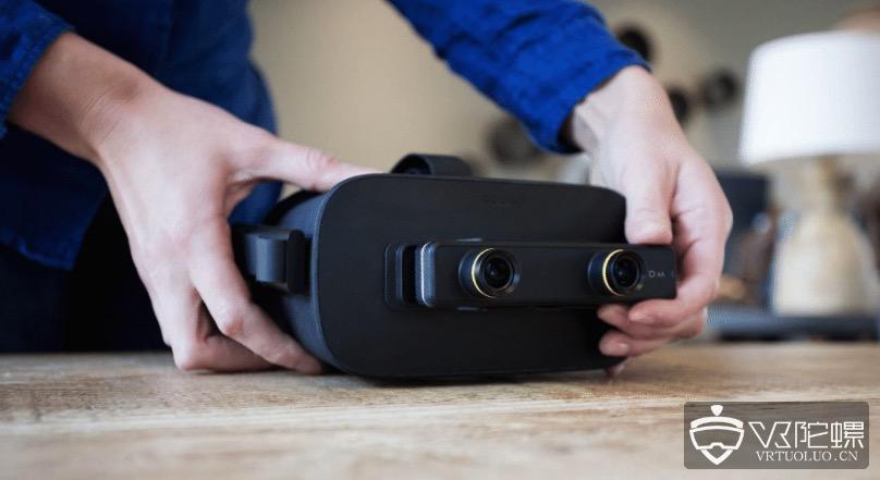 在Vive|Rift正面附着Stereolabs的ZED Mini深感相机，就能“变身”AR头显开启AR实时射击大战