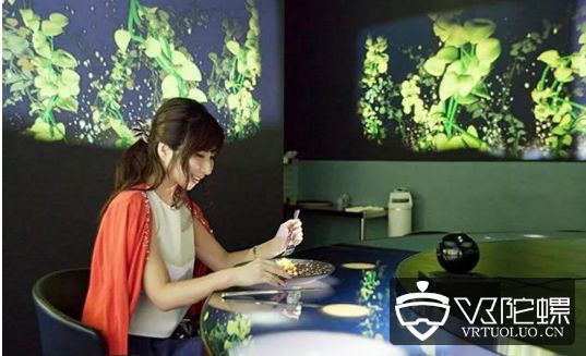 日本餐厅推出VR用餐服务，日接客仅限16位，营业额达1.4万元；Viveport正式支持Oculus Rift 