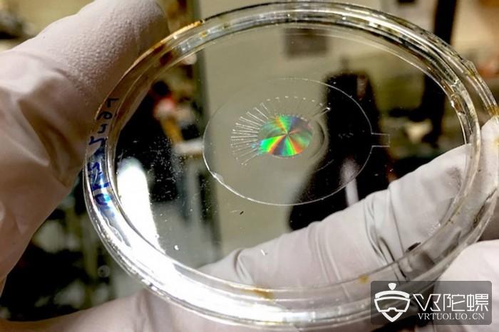 哈佛研究人员研发“自动适应超透镜”，实现实时调焦