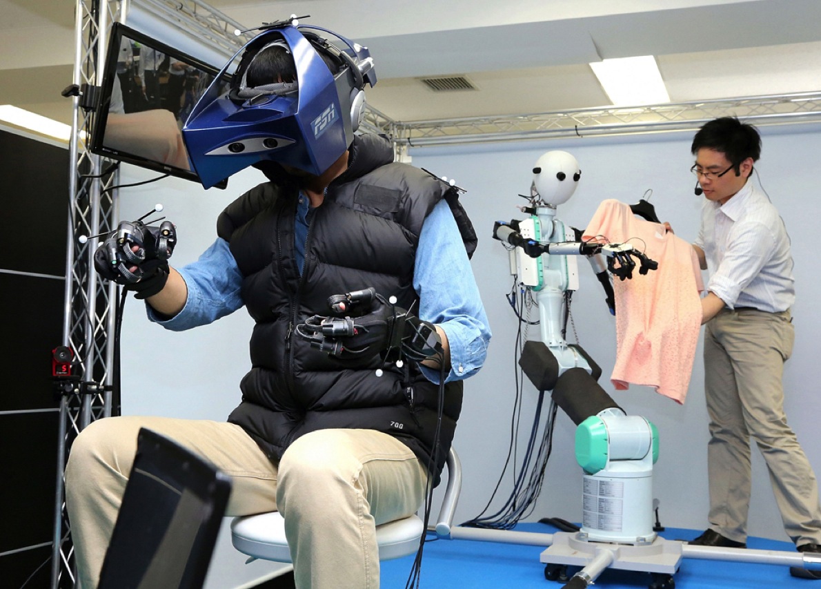 日本连锁便利店采用VR远程控制搬运机器人