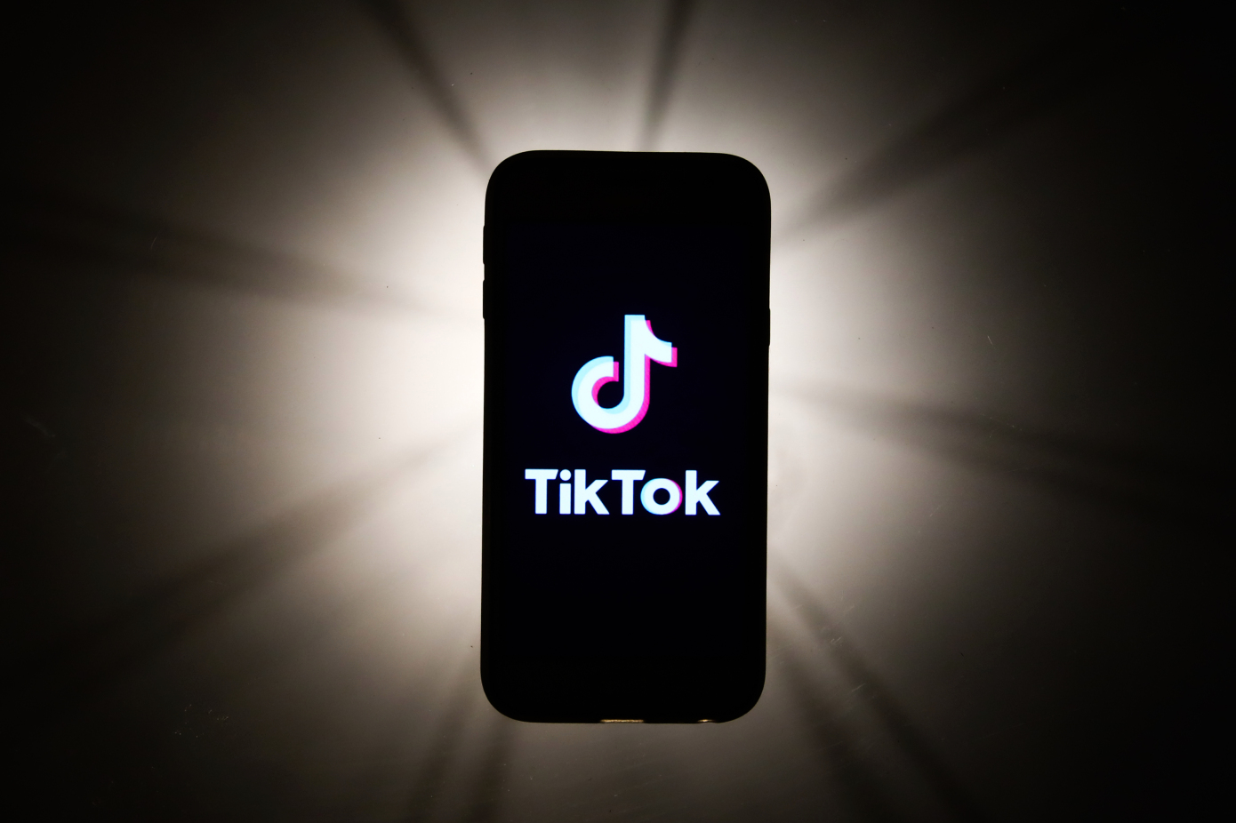TikTok发布其首个利用iPhone LiDAR技术的AR效果滤镜