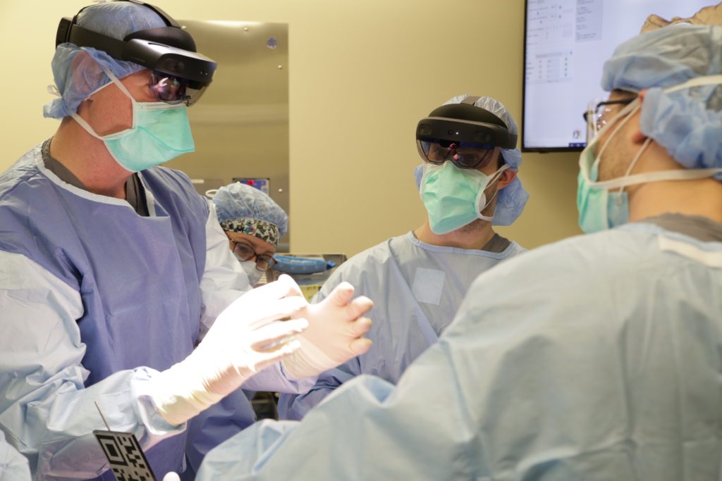 美国医院使用HoloLens 2在髋关节手术中实时查看患者3D解剖图像