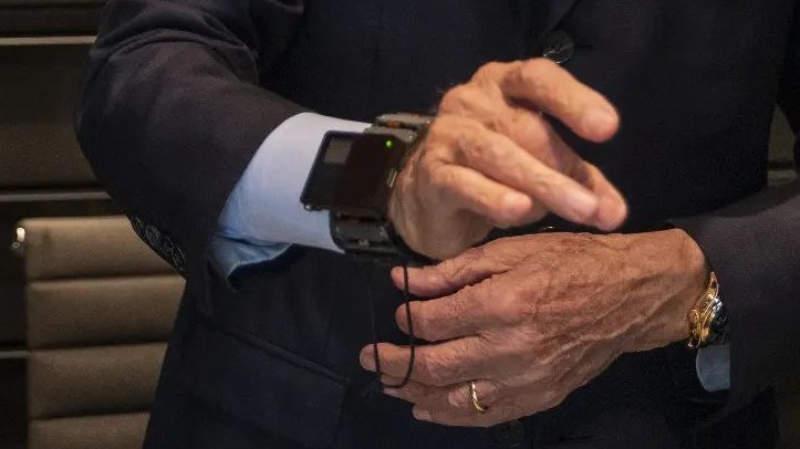 扎克伯格向Ray-Ban母公司总裁展示腕戴式XR控制器原型