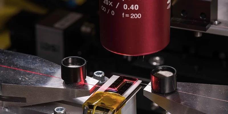 罗切斯特大学发布研究报告，可将大型激光系统小型化以推动LiDAR、AR/VR等领域发展