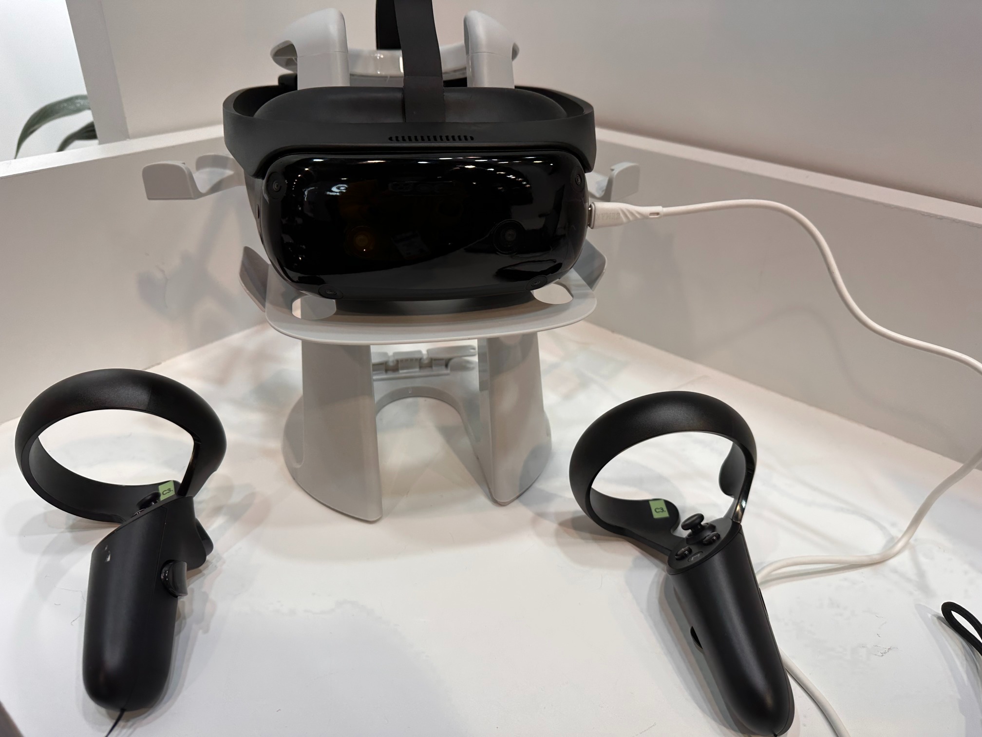 印度企业AjnaLens 展示VR一体机，采用5K屏幕、XR2芯片，支持VST