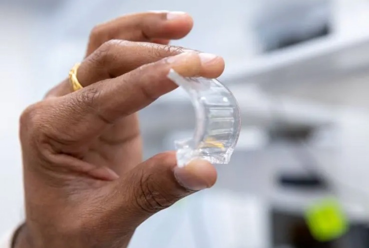 通过3D打印技术，研究人员开发出了首款柔性透明AR显示屏
