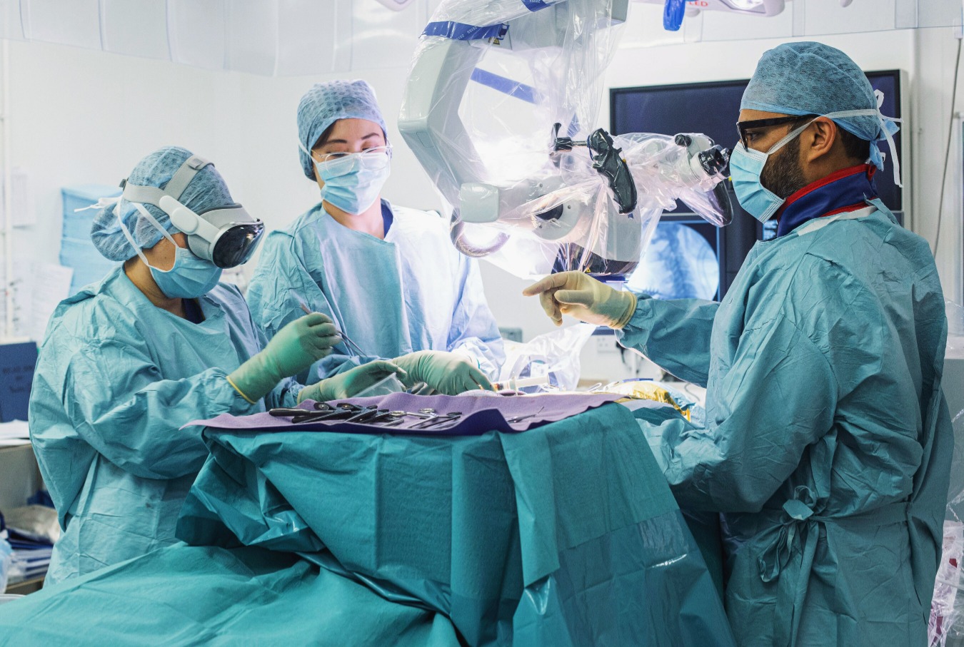 克伦威尔医院首次使用Vision Pro完成脊柱手术