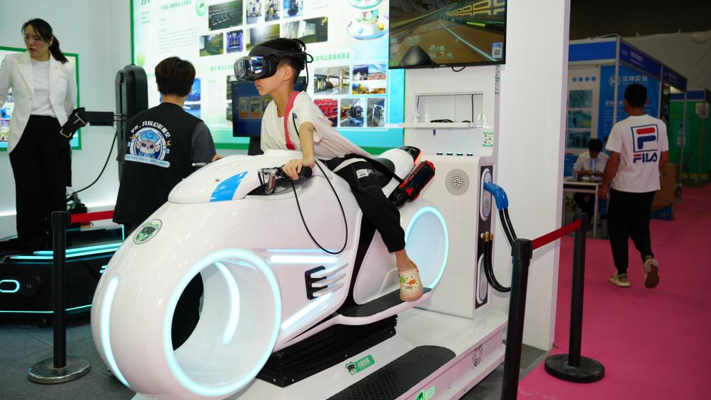 以大朋E4为核心组件，广州卓远VR开发全新VR体验设备