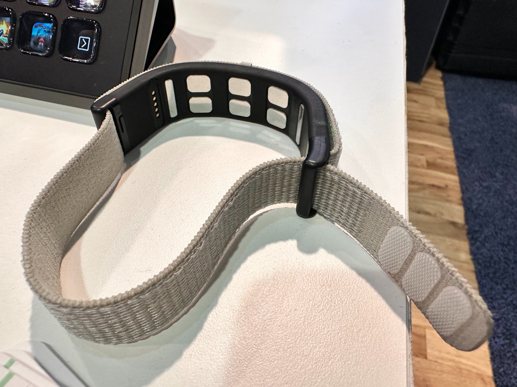 【CES2025】Wearable Devices展示两款神经交互手环