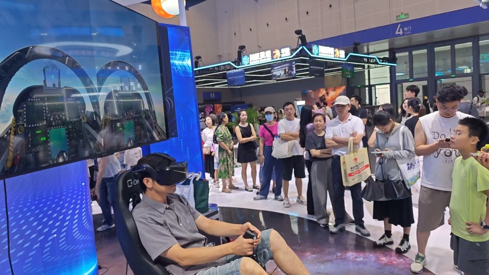 小派科技惊艳亮相第四届全球数字贸易博览会，飞行模拟体验引爆全场