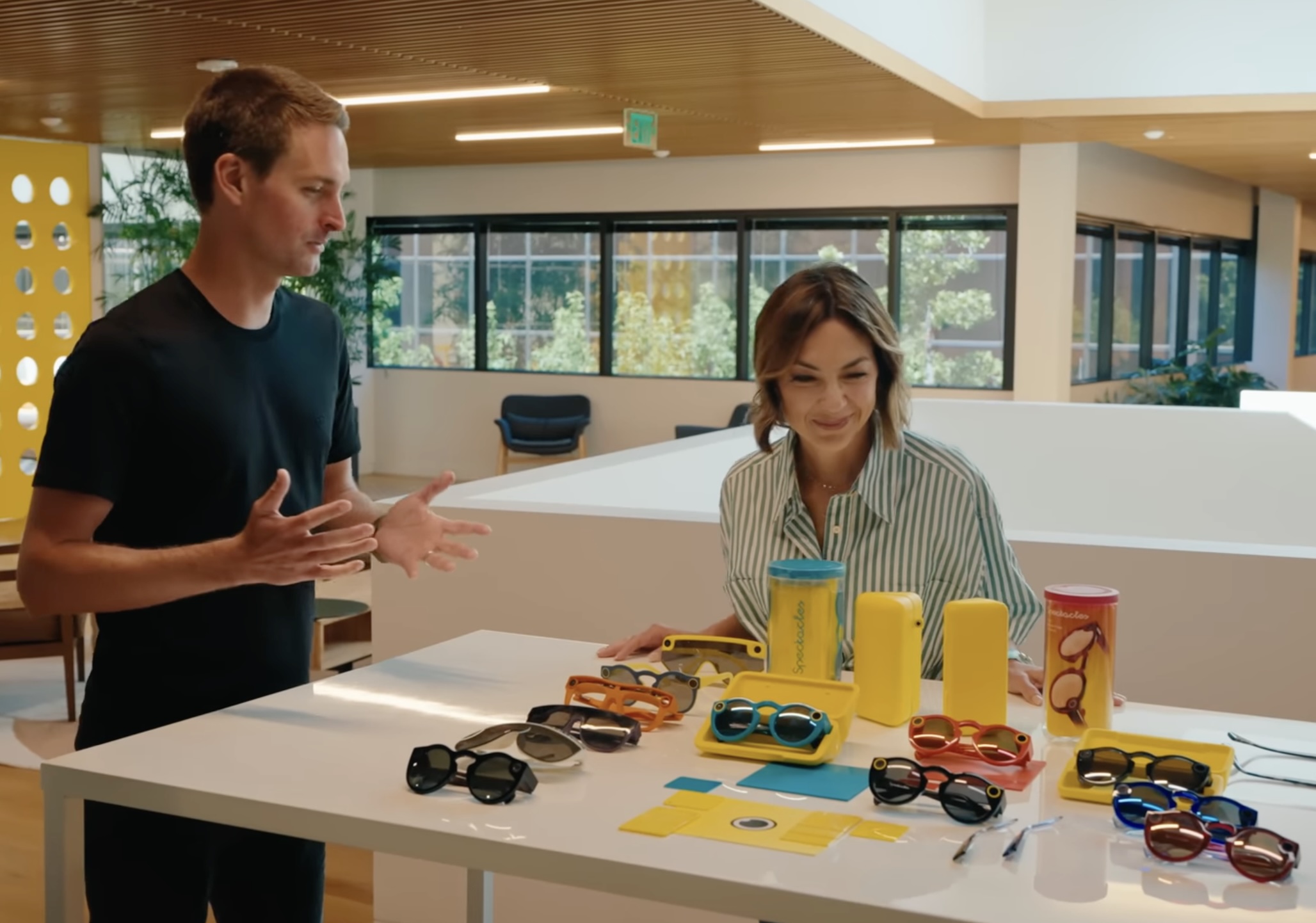 11年投入30多亿美元，Snap加入AI+AR眼镜大战