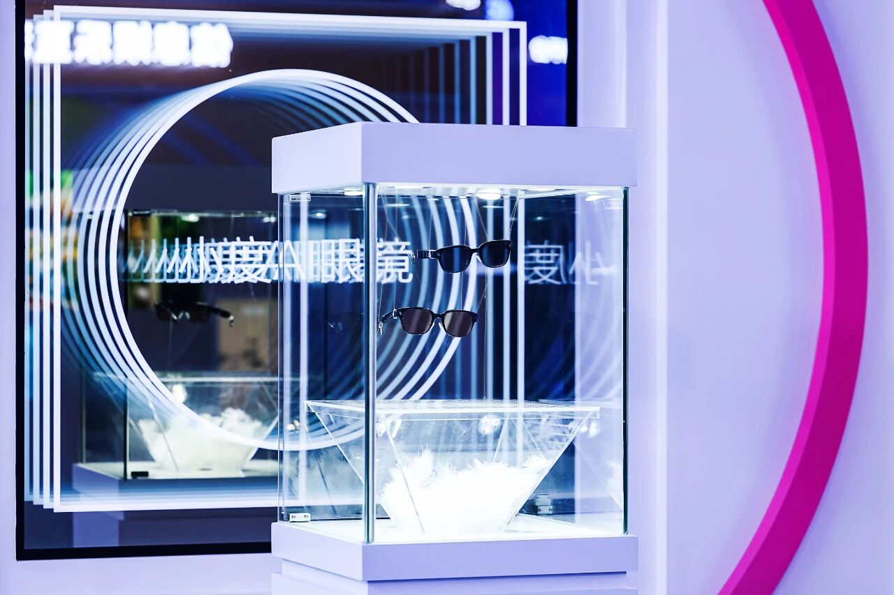 售价2299元、搭载中文大模型，小度AI眼镜PRO正式发布