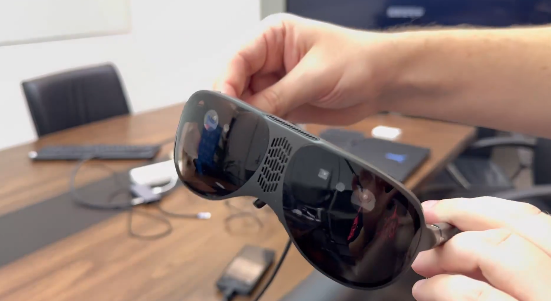 Meta新头显外观类似于滑雪镜