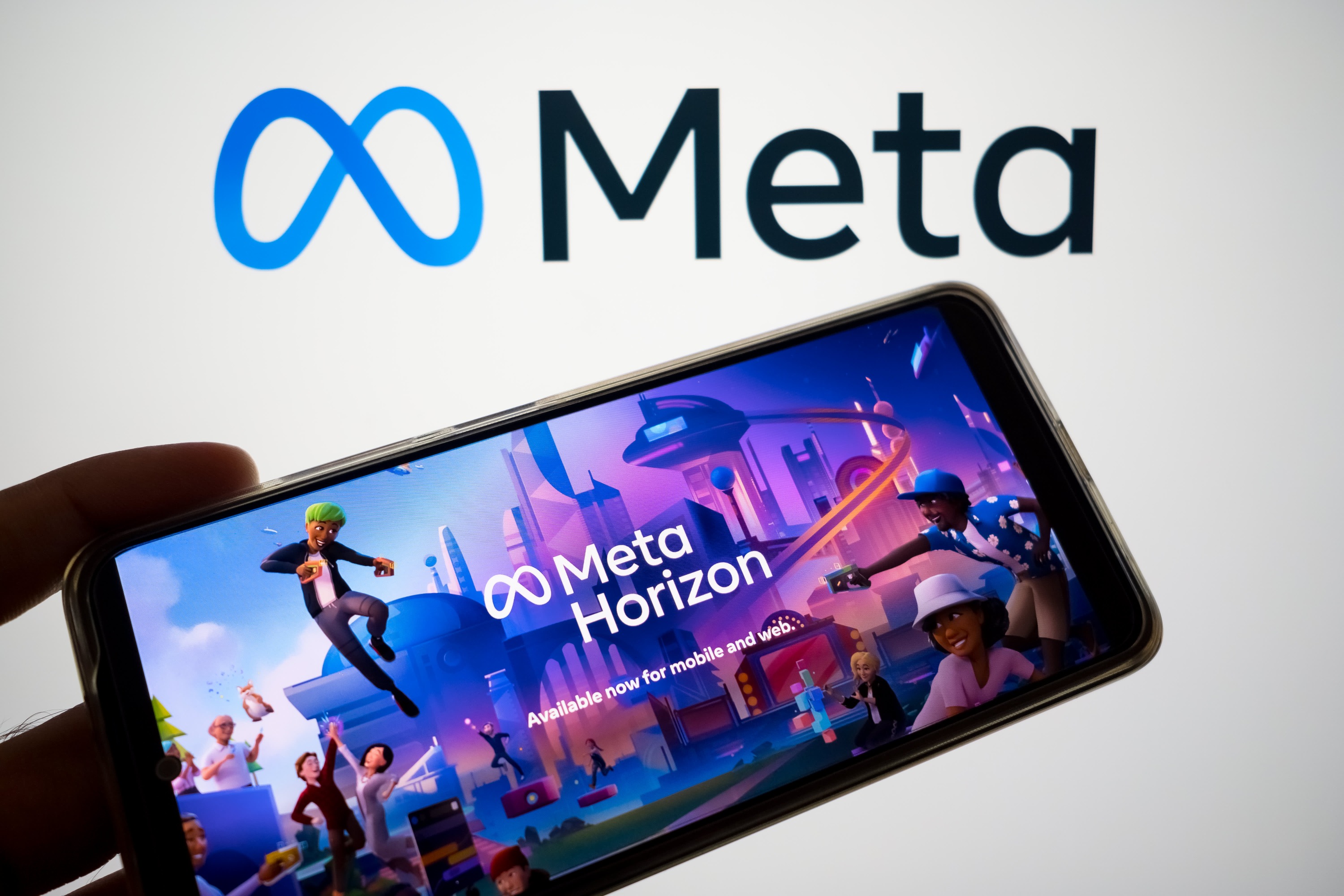 Meta Horizon Worlds向左，VRChat向右