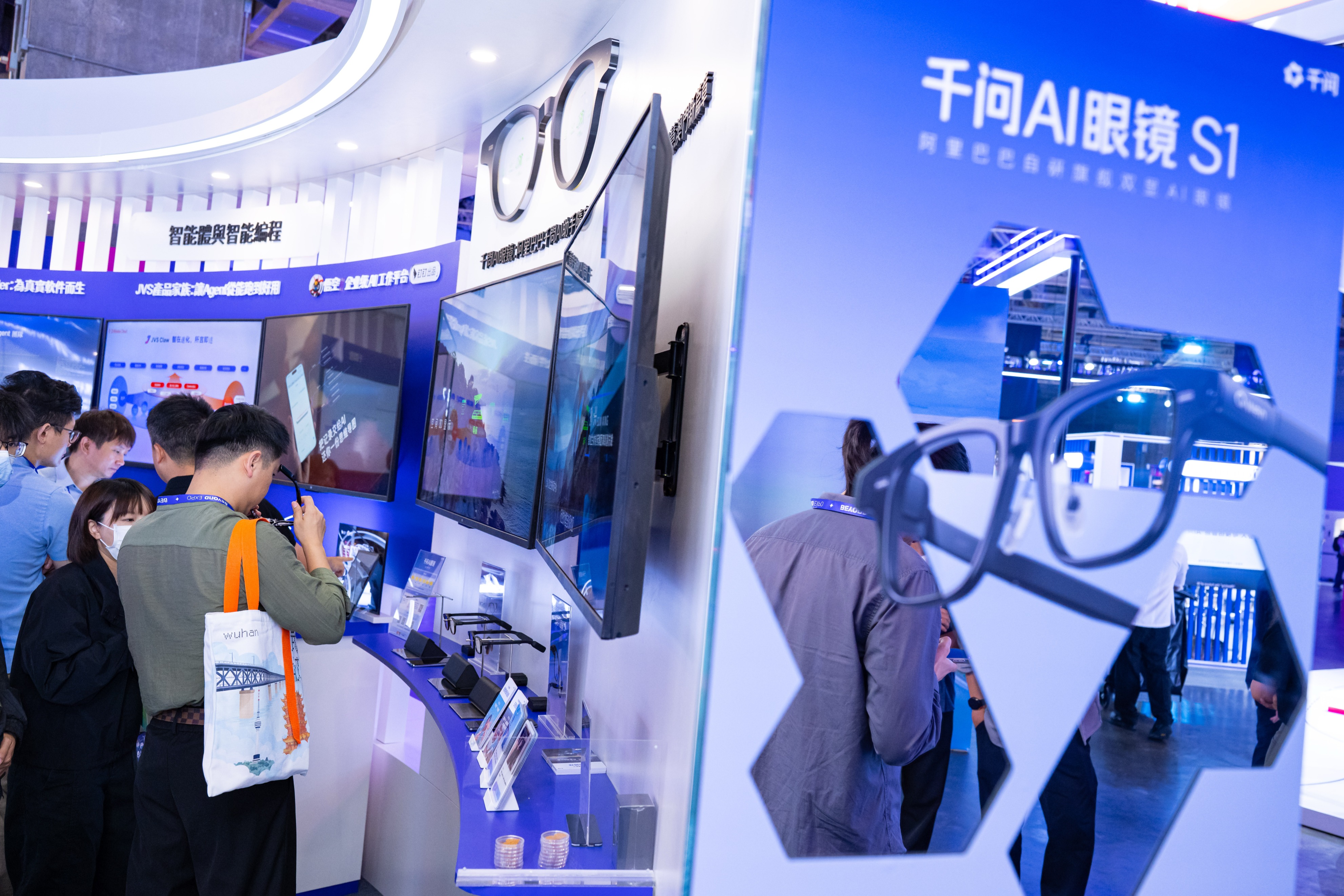 千问AI眼镜亮相BEYOND 2026：AI开始“主动服务”了